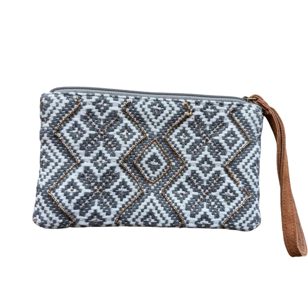Macchia di Ruggine Wristlet Womens OS Grey White Beaded Boho Clutch